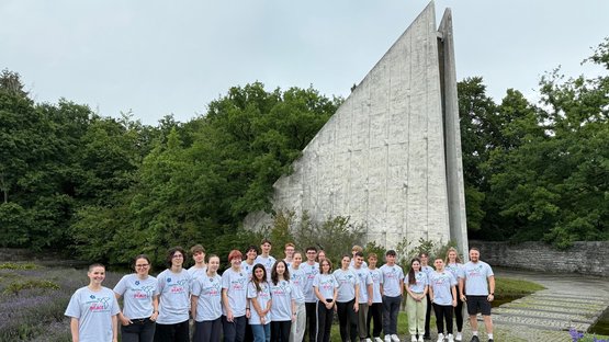 Die Teilnehmer der Internationalen Jugendbegegnung vor der Gedenkhalle des Münchner Waldfriedhofs.